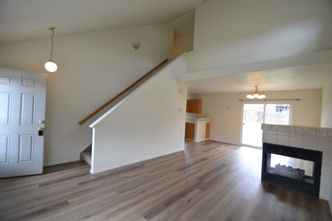 Foto del edificio - 4 Bedroom, 3.5 Bath House with a 3 Car Gar...