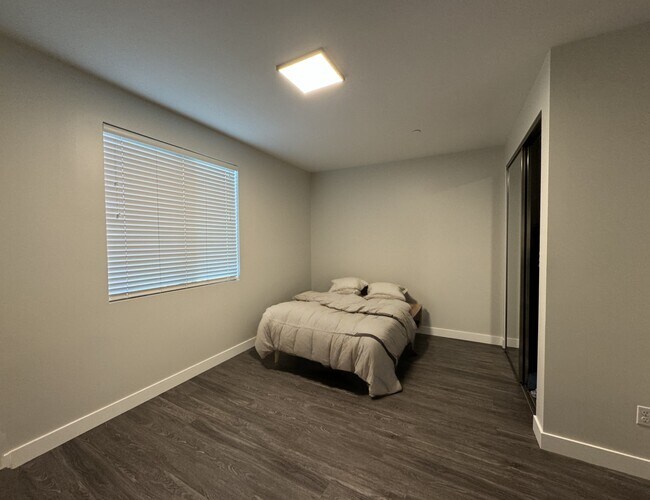 Foto del edificio - 1298 W 37th St