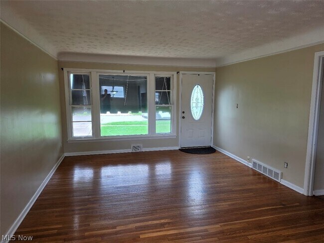 Building Photo - 1371 W Miner Rd