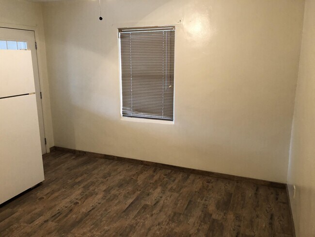 Photo - 1419 E Hedrick Dr House