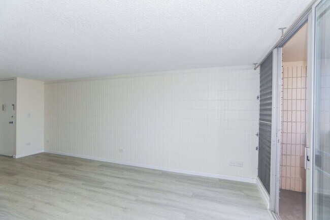 Foto del edificio - Sunset Lakeview - Fully renovated 3 bedroom, 2 bath on lower floor comes with tandem parking for ...