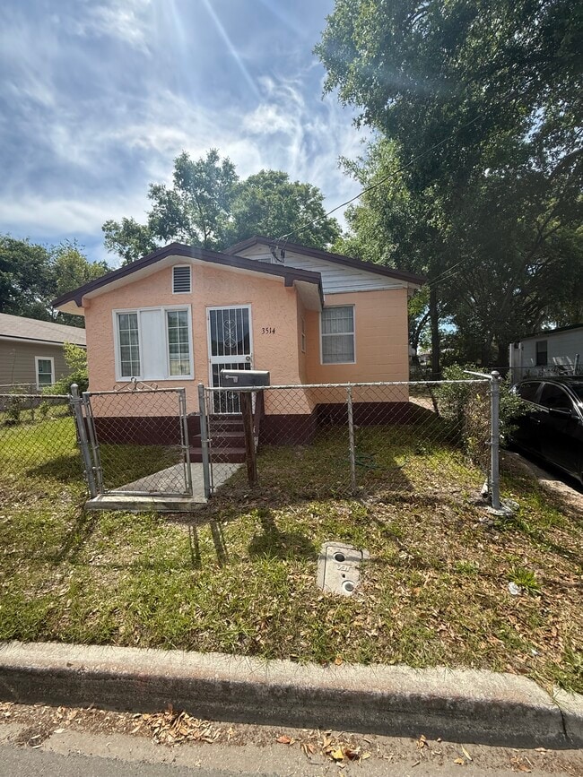 Building Photo - 3514 Haines St