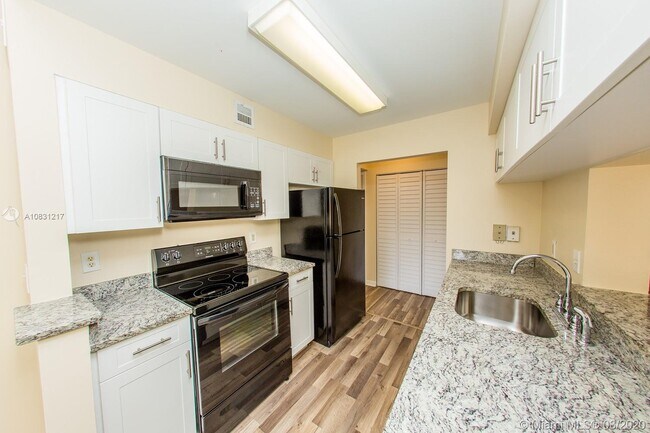 Foto del edificio - 9901 Westview Dr