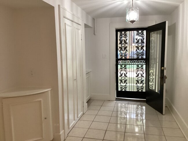 Foto del edificio - 114 E Jones St