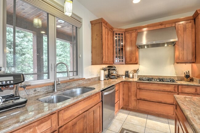 Building Photo - 870 Whispering Pines Cir