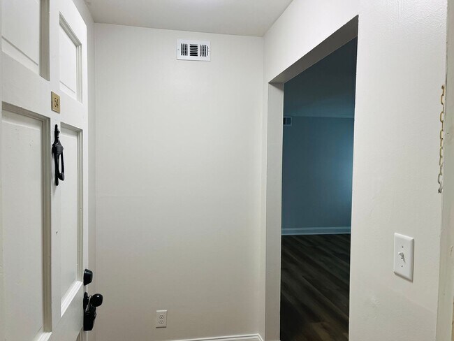 Building Photo - Wow! Newly renovated 2 bedroom 2 bathroom unit in Lithonia. Must see!