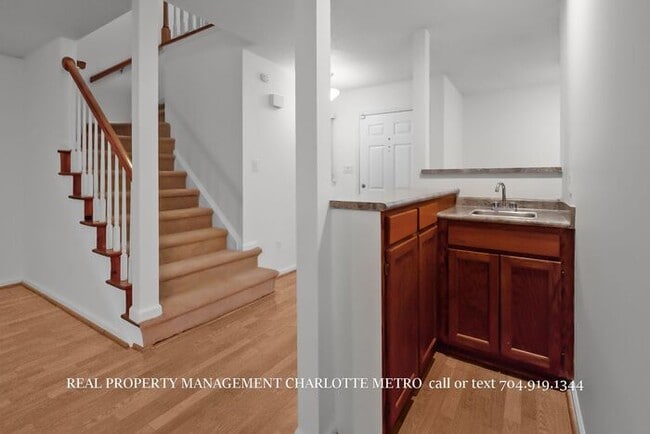 Building Photo - Charming HOME in Prime South Charlotte Location!