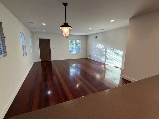 Building Photo - 832 N Las Palmas Ave