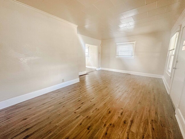 Building Photo - Three bedroom home available for move in. ...