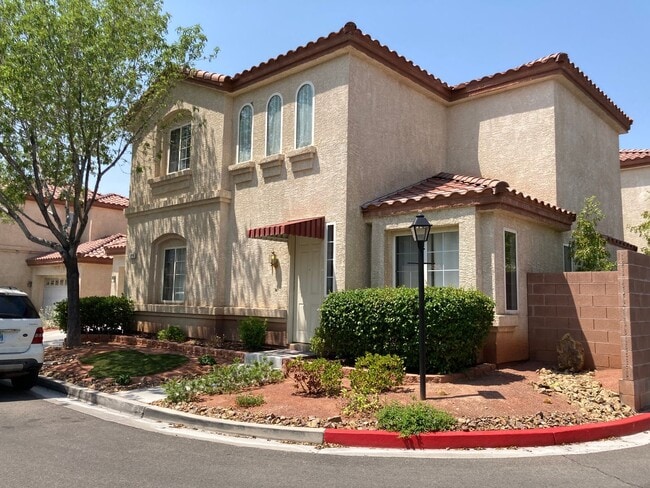 Building Photo - 4 bedroom 3 bath centrally located home