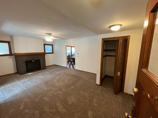 Building Photo - 206 S Mills St