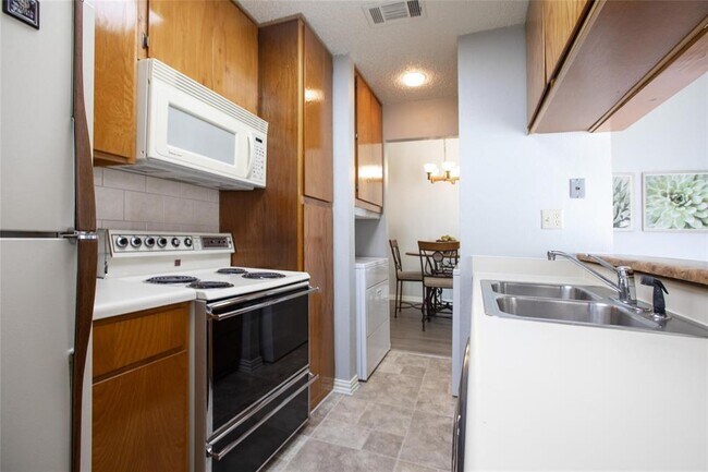 Building Photo - 634 Bellaire Dr