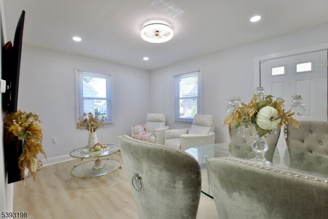 Foto del edificio - 327 Roosevelt Ln