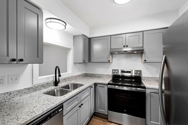 Building Photo - Charming and Updated Middle-Unit Apartment...