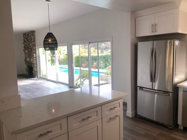 Foto del edificio - 3248 Canyon Lake Dr