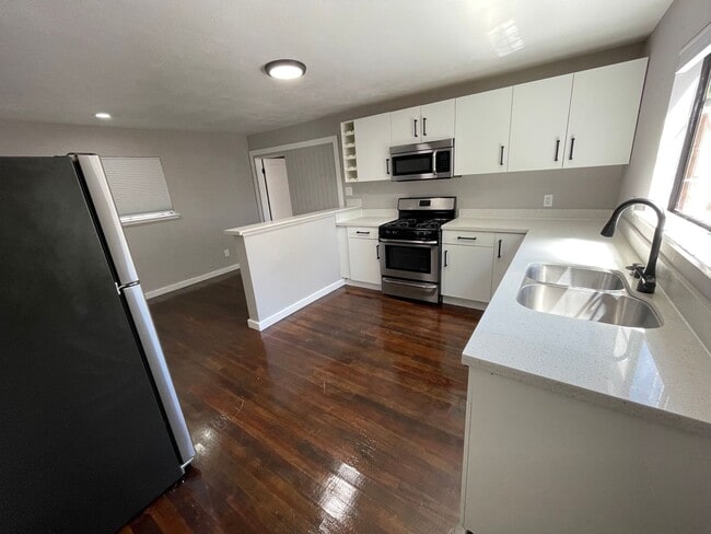 Foto del edificio - 3018-3020 Maple Ave