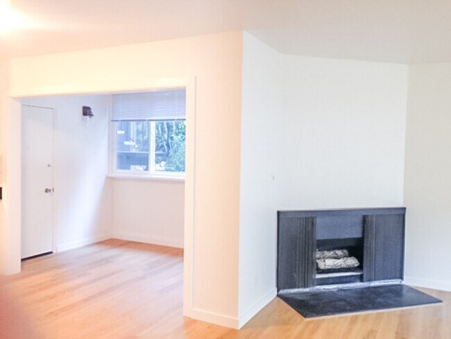 Foto del edificio - Stunning Remodeled 2BR/2BATHROOM Flat! Fireplace! Parking! Laundry! -PROGRESSIVE
