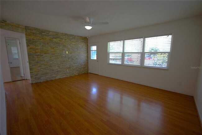 Foto del edificio - 1349 Young Ave