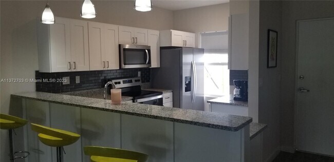 Foto del edificio - 305 Foster Rd