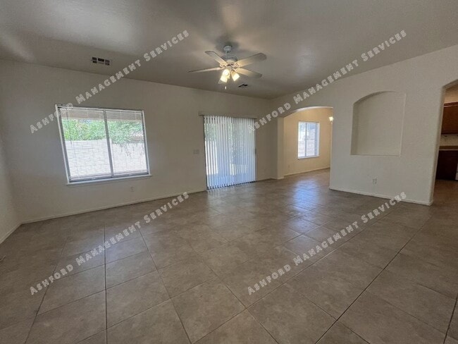 Foto del edificio - Spacious 3-Bedroom Plus Den in Prime Glendale Location – $900 Off Move-In