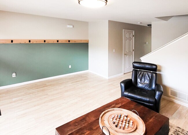 Foto del edificio - Cozy Town Home with Private Back Patio in ...