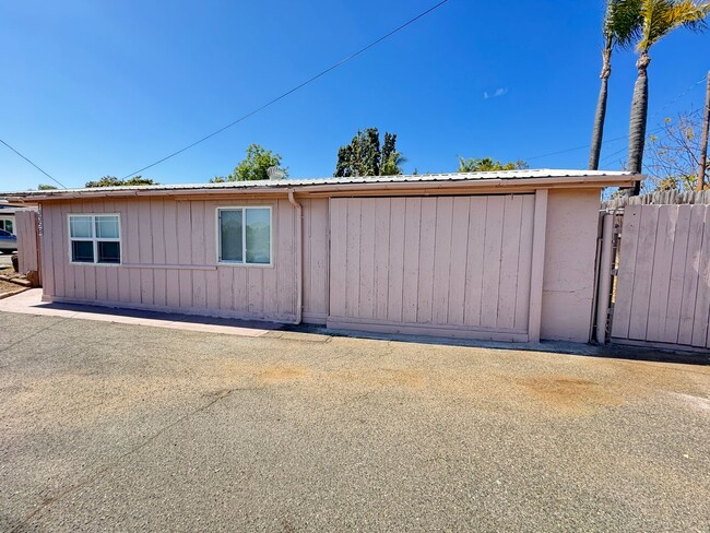 Building Photo - 1335 W Vista Way