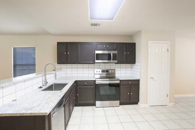 Foto del edificio - 270 Goldenrod St