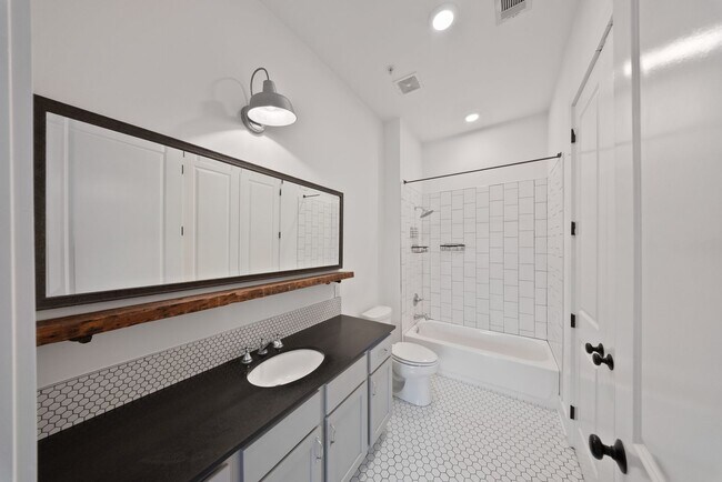 Foto del edificio - 2 Bedroom Condo Near LSU in a gated community