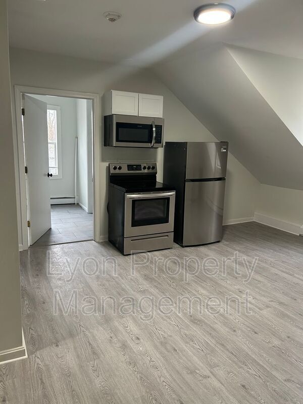 Foto del edificio - 111-113 Sayles Avenue