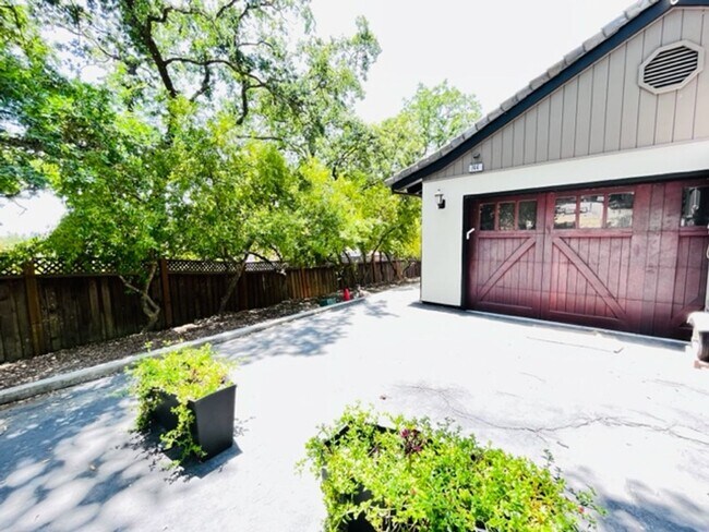 Foto del edificio - FURNISHED!!! Charming 2BD/1BA Single-Story...