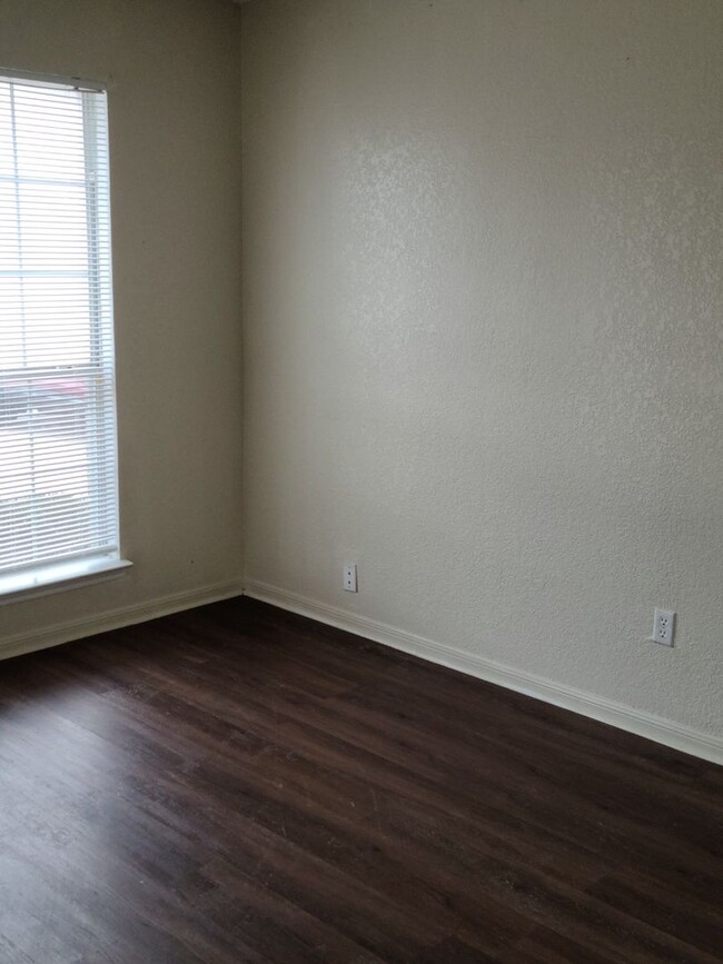 Building Photo - 4 bedroom 2 bathroom house! HOUSING ACCEPTED!