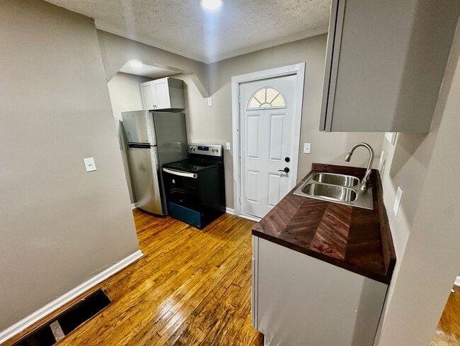 Building Photo - Shelby Park Studio Apartment - $650, Section 8 Welcome