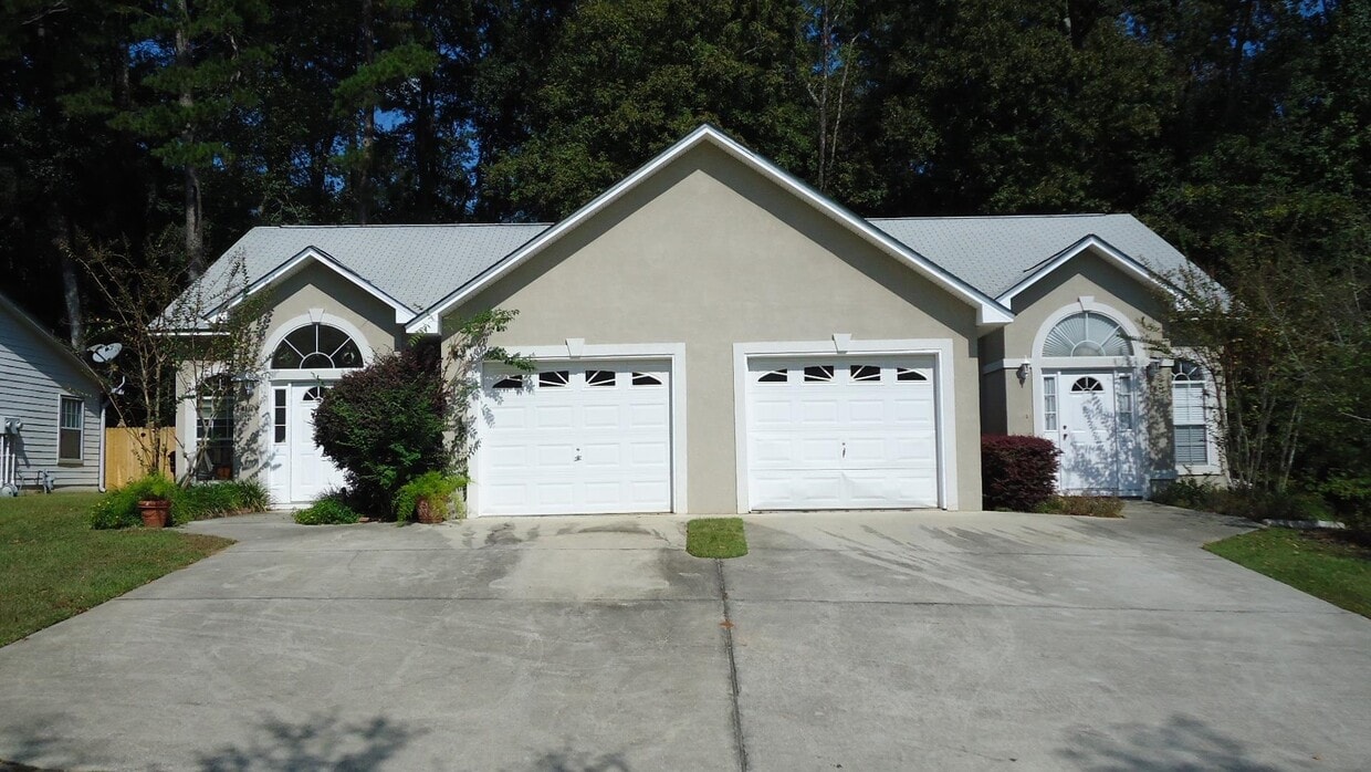 Building Photo - 2911 Royal Palm Way
