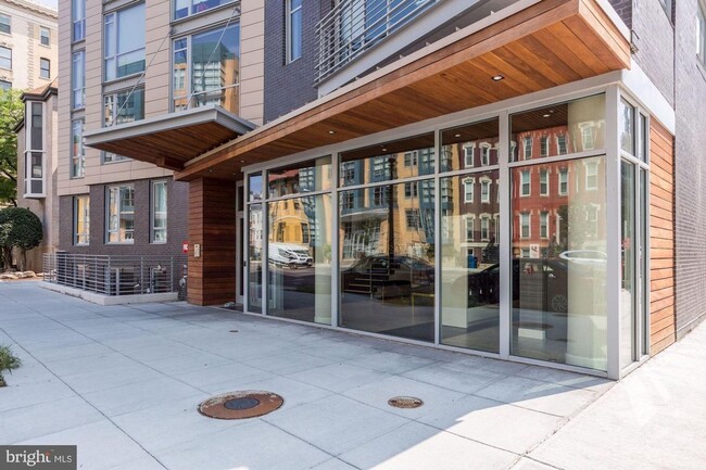 Foto del edificio - Practically new 1bd/1ba steps to Logan Cir...