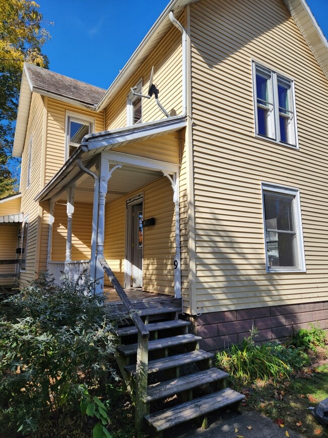 Front - 9 1/2 3rd Ave