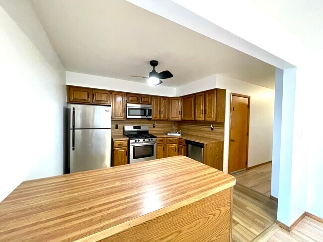 Building Photo - 556A Ave E