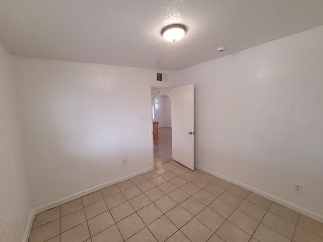 Building Photo - N 39th Ave