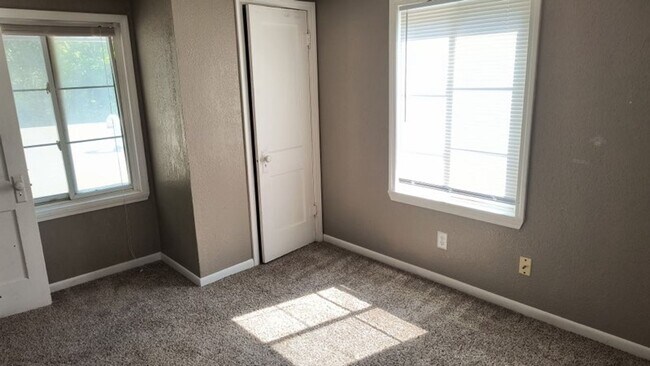 Foto del edificio - Private Duplex off Leavenworth Rd in KCKS