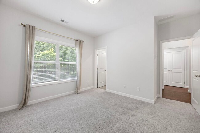 Foto del edificio - Stunning & Spacious Downtown Kennesaw Townhome 3 Bed 3.5 Bath w/2 Car Garage!