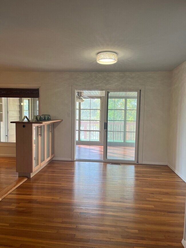 Building Photo - 1345 Hassell Dr