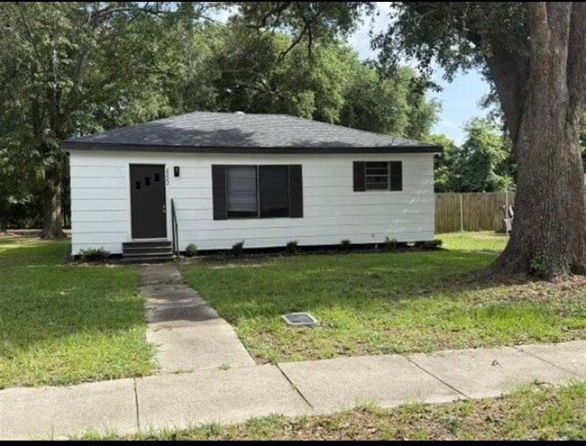 Building Photo - 2222 Lilly St