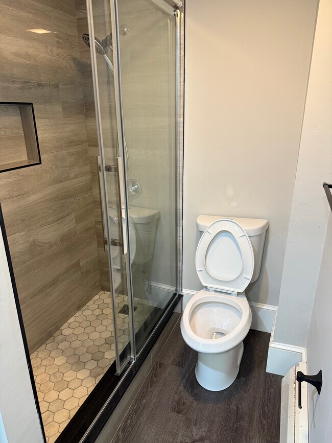 Walk-in Shower - 26 Nilsson St