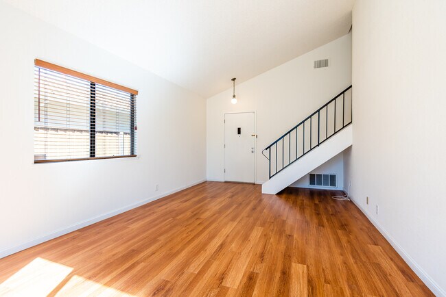 Foto del edificio - 5362 Studebaker Cir