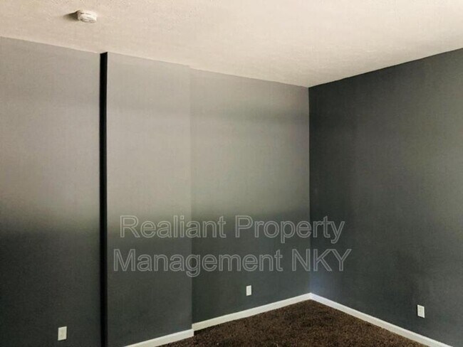 Foto del edificio - 222 Adela Ave