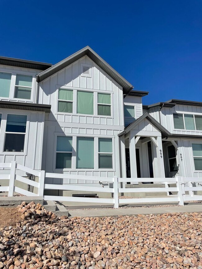 Foto del edificio - HUGE Townhome For Rent in Saratoga Springs!!