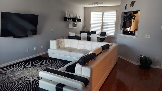 Foto del edificio - 1895 Vanderbilt Rd