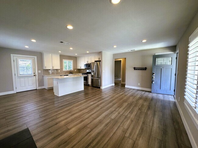 Foto del edificio - Beautiful 2-Bedroom Home with Large Backyard