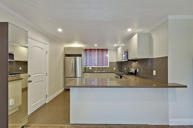 Foto del edificio - Remodeled 2 Bed 1 Bath Home with Bonus Roo...