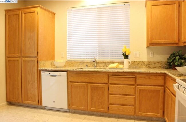 Kitchen - 2213 Wigeon Ct