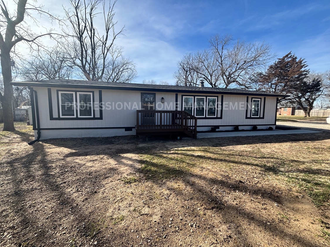 Building Photo - Coming Soon! Beautifully Remodeled 3 Bed / 2 Bath Home with Modern Upgrades! More Photos Coming S...